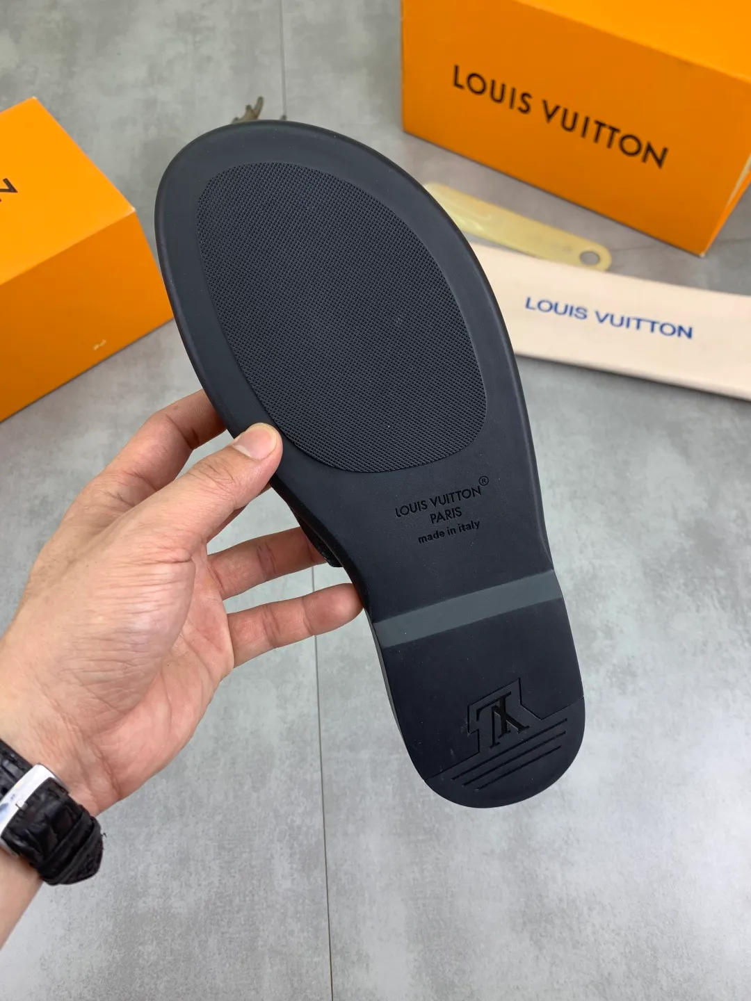 Men's shoes 💰P340 💰【New style】🆘 High quality 【LOUIS VUITTON】The popular Louis Vuitton LV men's slippers on the official website are on sale simultaneously! Original pebbled calfskin fabric imported from Italy. Original factory special supply. Size: 38-46. 4️⃣ colors available.